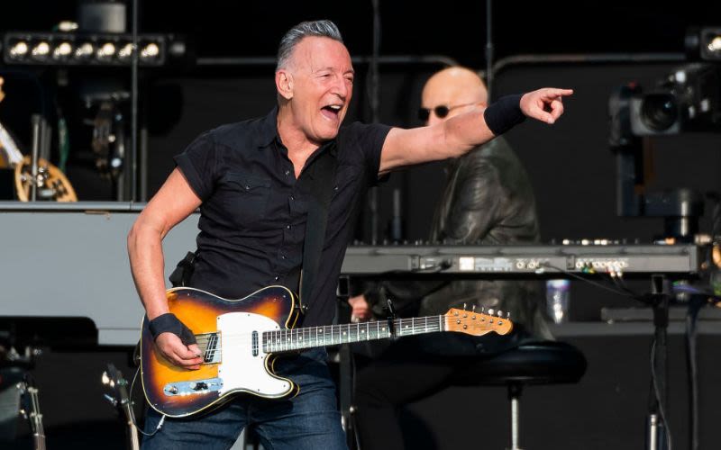 Bruce Springsteen pays tribute to Shane MacGowan at Kilkenny concert