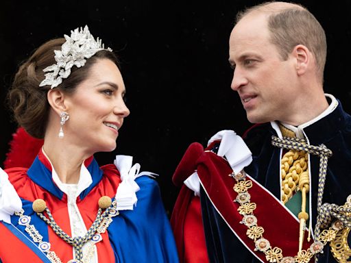 Carlos III recuerda que el futuro es de los príncipes de Gales con un simbólico gesto en su momento más delicado