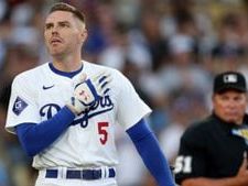 Freddie Freeman moved to tears by support for son, standing ovation in Dodgers return