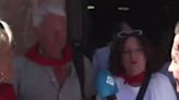 Video: una mujer quiso hacer de traductora entre un periodista español y dos turistas, pero no sabía inglés | Por las redes