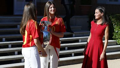 La reina Letizia viste de rojo y sus hijas con camisetas deportivas para felicitar a los futbolistas de España