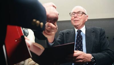 Charlie Munger said get-rich gurus teaching young people to trade is like getting them on 'heroin' — was tired of people who 'mislead you on purpose.' How he urged investors to build wealth