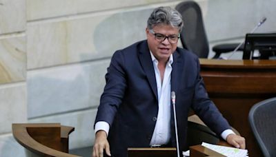 Denuncian a senador Arias por supuestamente pedir a grupos ilegales que defiendan al Gobierno