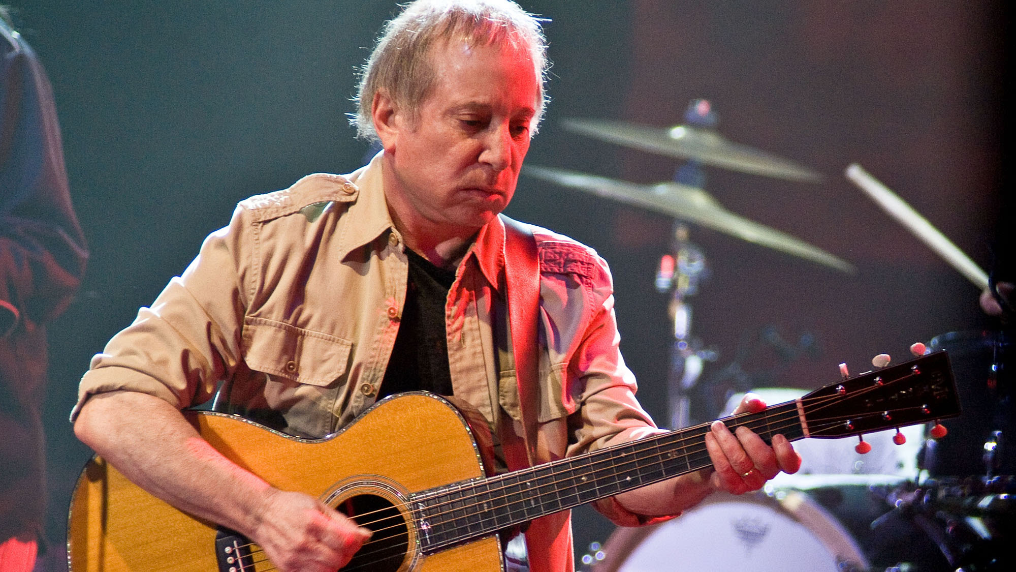 Paul Simon is one of the all-time great songwriters, but he’s a remarkable guitar player, too