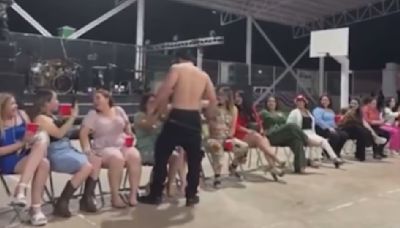 Celebración del Día de la Madre en una escuela católica causa polémica: les llevaron strippers