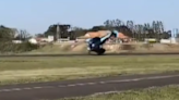 Avião dá 'cambalhota' e tomba durante pouso em aeroporto no Paraná; vídeo