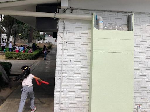 Escuela primaria de Toluca coloca muro captador de agua elaborado con envases PET