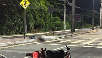 Jovem morre ao colidir motocicleta em placa de sinalização na Avenida Epitácio Pessoa