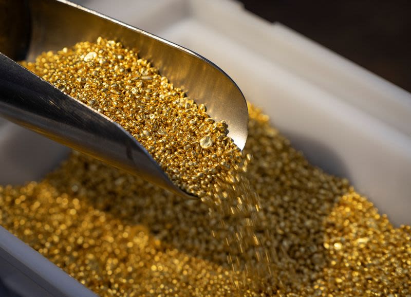 Gold prices climb as investors focus on US economic data