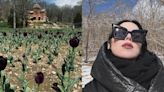 Tatuadora Kat Von D planta 10 mil tulipanes negros en su casa y brinda acceso al público