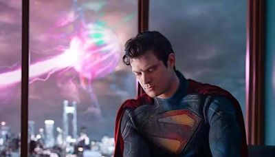 Superman: Erstes Bild von David Corenswet in Kostüm mit Killersonne (?!) im Hintergrund