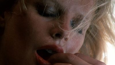 9 semanas y media: las escenas de sexo cortadas y la manipulación y abuso a Kim Basinger