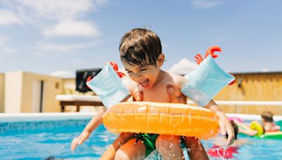 Maillot, bouée ou brassards… comment équiper votre enfant pour qu’il se baigne en toute sécurité ?