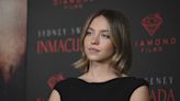 Sydney Sweeney éblouissante dans une robe au décolleté plongeant, elle dévoile sa poitrine généreuse