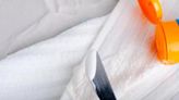 Adiós a las manchas de crema solar en la ropa sin usar en la lavadora: la cuchara que las elimina en segundos