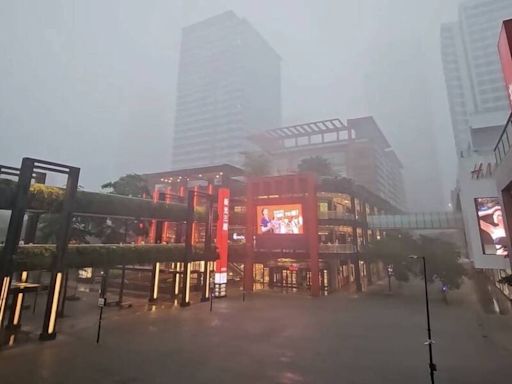 國家警報響！北市信義區時雨量破百成衝浪區 空橋變河道畫面曝