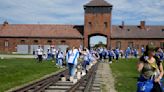 Sobrevivientes del Holocausto y de ataque de Hamás participan en ceremonia de recordación