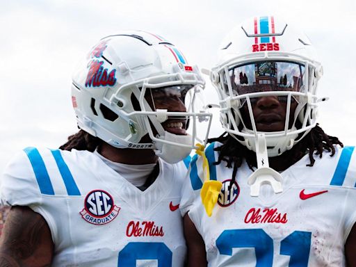 WATCH: Juice Wells Hauls in Insane One-Handed Catch For Ole Miss Touchdown