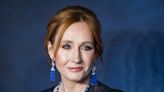 A J.K. Rowling le llueven críticas por quejarse de los baños neutros de la UNAM