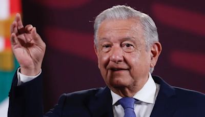 AMLO opina sobre la marcha de la ‘Marea rosa’ y pone en duda su independencia partidista: “No nos chupamos el dedo”