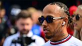 Lewis Hamilton echa humo por el fracaso de la costosa estrategia de Mercedes