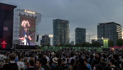 ¿Están los grandes festivales destinados a buscarse la vida fuera? El auge de la música en directo en Barcelona crea tensiones en el espacio urbano