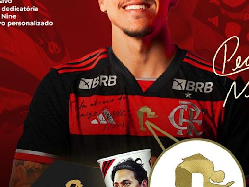 Pedro, do Flamengo, recebe kit exclusivo em loja de Licenciamento de produtos