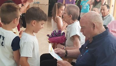 La emotiva despedida del curso de los niños del Vicent Rius junto a mayores del centro de alzhéimer