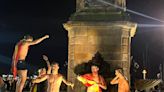 Gijón celebra en la fuente de Pelayo la victoria de España en la Eurocopa (en imágenes)