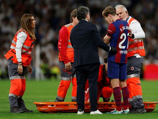 Frenkie de Jong se retira lesionado antes del descanso del Real Madrid-Barça