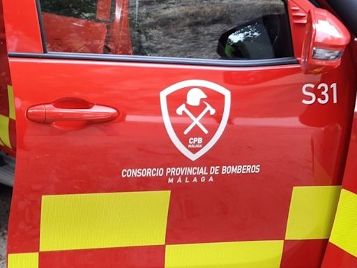 Gran incendio en una nave industrial de Vélez-Málaga: dos personas han resultado heridas