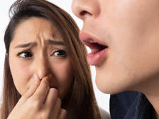 口臭不只與火氣大有關！ 醫：合併「3症狀」可能是牙周病前兆 | 蕃新聞