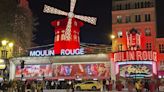 El Moulin Rouge recupera sus aspas a tiempo para su 135 aniversario