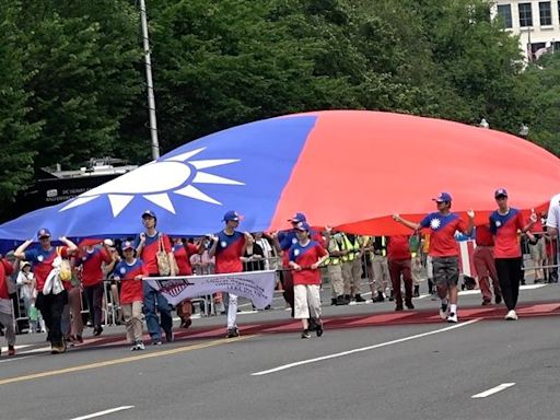華府陣亡將士紀念日遊行！駐美官員受邀 33人合舉「中華民國巨幅國旗」