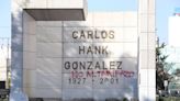 Detienen a tres sujetos acusados de vandalizar el monumento a Carlos Hank González