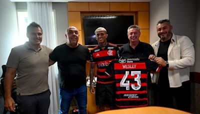 Flamengo renova contrato de lateral Wesley até dezembro de 2028