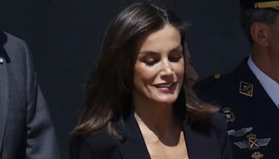 La reina Letizia pone rumbo a Holanda con su look más profesional: un dos piezas negro y sus zapatos favoritos