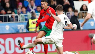 Aficionado salta al campo, se toma selfie con Cristiano Ronaldo y se despide con un beso