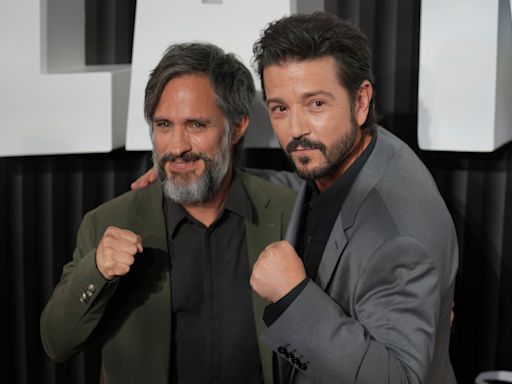 Gael García Bernal y Diego Luna alzan los puños de “La Máquina” en México