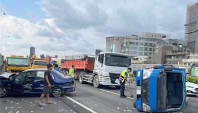 國一高雄中正路段 曳引車換車道惹禍！害小貨車翻車釀2傷 - 社會