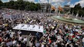 18.000 manifestantes llenan las calles de Madrid por la sanidad pública: “Es un derecho, no queremos perderlo”