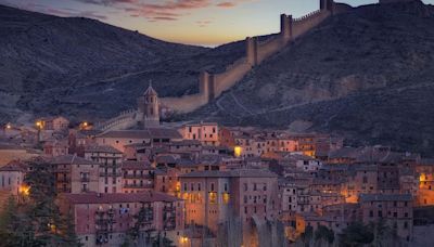 Manantiales, pinturas rupestres y una arquitectura muy particular: planes para ver y hacer en Albarracín