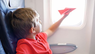 Voyage en avion : compotes, biberon… quelles affaires de mon enfant puis-je garder en cabine ?