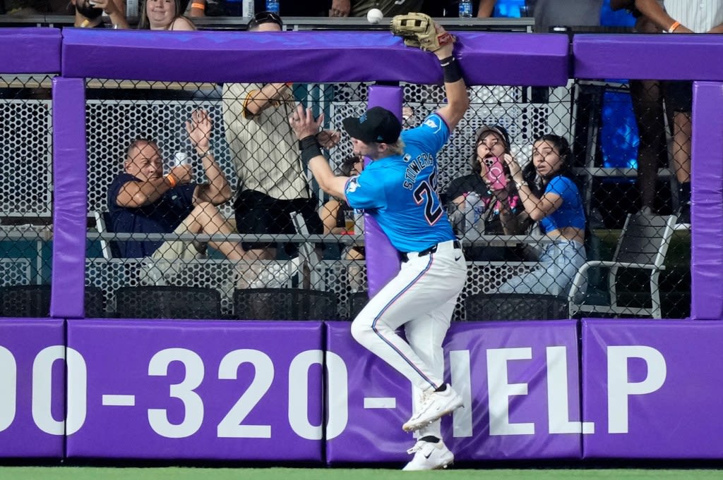 Home run call is overturned, and Padres fall just short of perfect trip with loss to Marlins