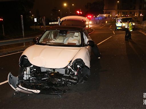 大埔道國產電動車車禍 落地1個月掃毀10米欄 車輪飛脫司機蹤杳