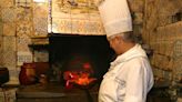 El restaurante más antiguo del mundo está en Madrid: bodegas, pasadizos y auténtico cochinillo castellano