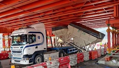 機場南交匯處運建築設備貨車撞橋底 交通受阻