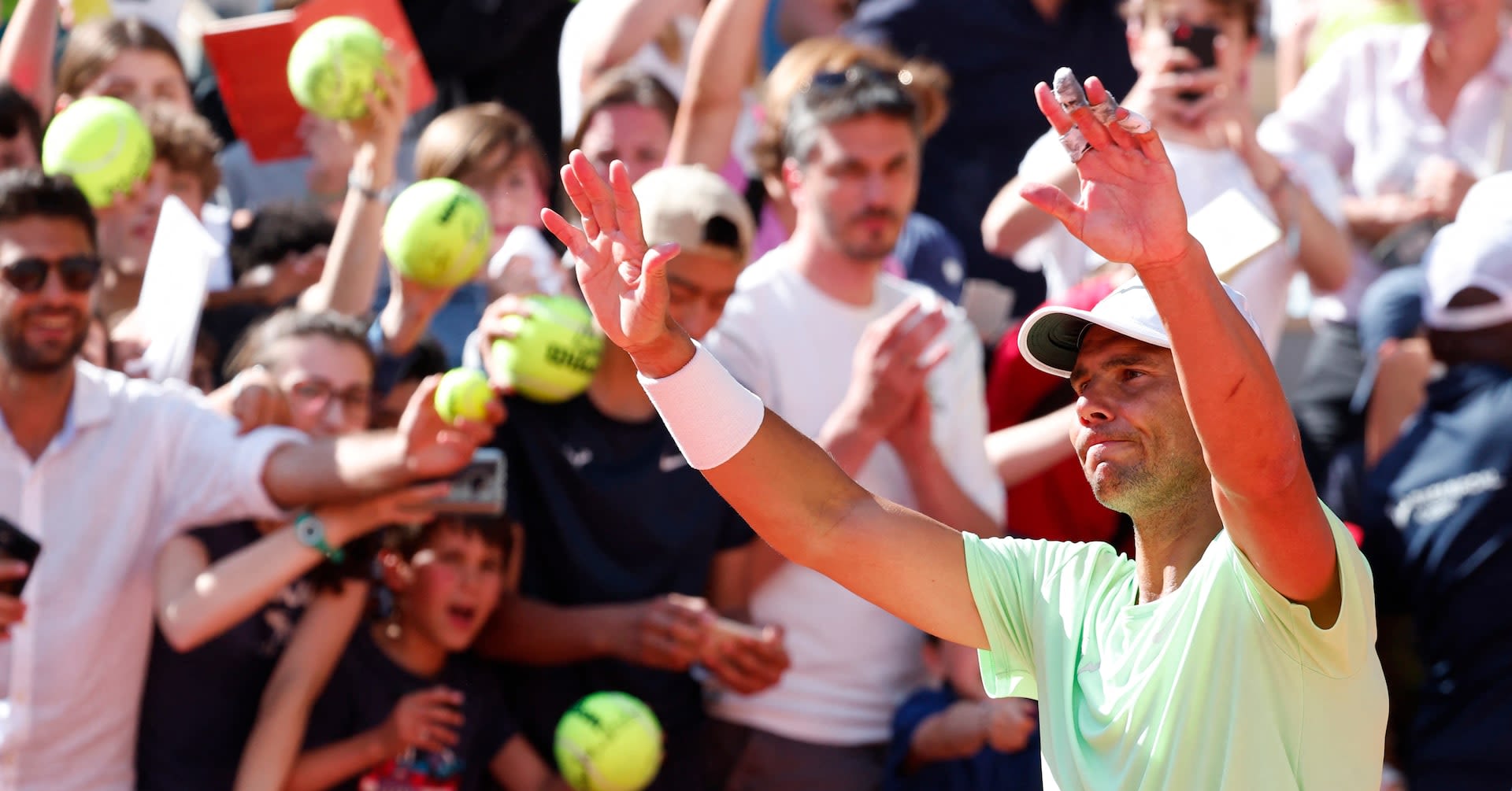 Fans line up in cool Roland Garros weather as French Open begins