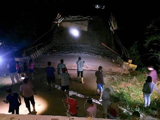 Tres muertos y cinco desaparecidos por el colapso de un puente en Bolivia