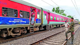 900 men defy rain, toil 22 hrs to restore tracks - Times of India